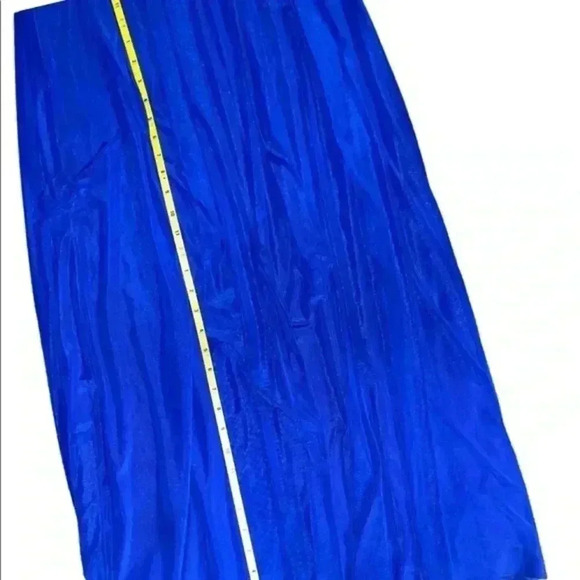 Formal Gown with Bedazzled Neck. . - Picture 4 of 8